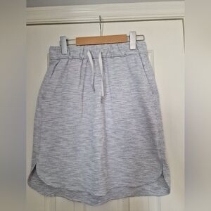 Lululemon On The Fly Light Grey & White Skirt, Size US 4